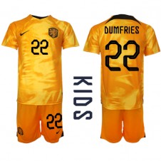 Nederländerna Denzel Dumfries #22 Hemmaställ Barn VM 2022 Korta ärmar (+ Korta byxor)